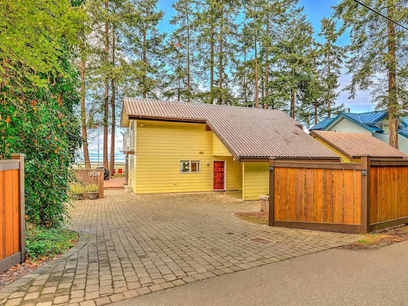 Main entrance to Kye Bay Beach House.