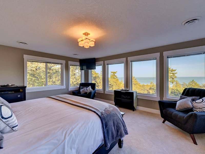 Master bedroom with ensuite, huge walk in closet and lovely ensuite. Panoramic views as well!
