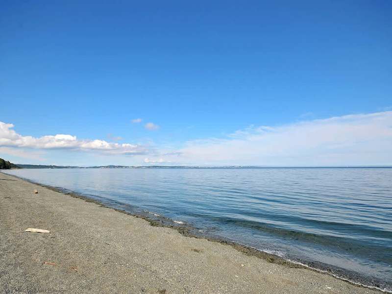 Taylor Beach is a 5 minute drive away offering a true west coast landscape and many hiking trails. 