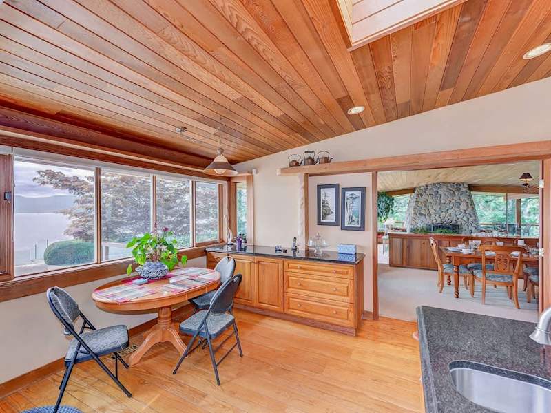 Large fully equipped modern kitchen. 