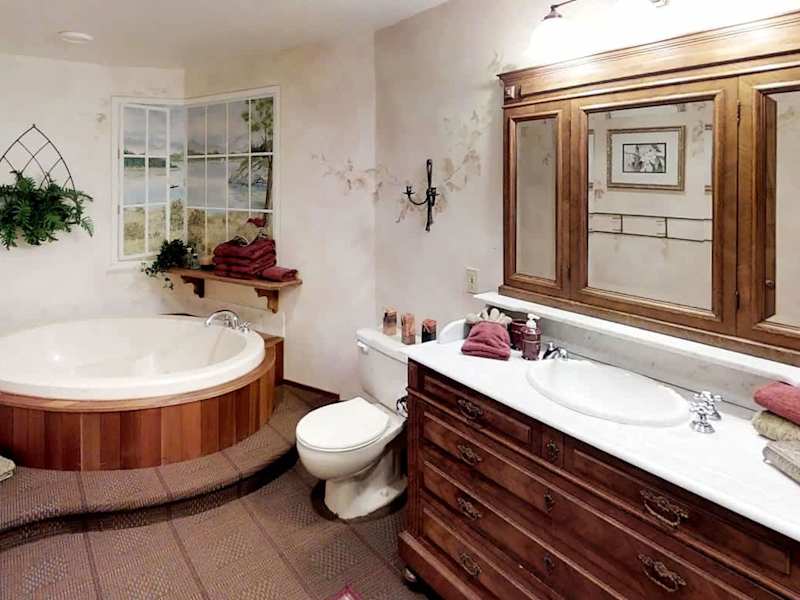 5th bedroom ensuite bathroom. 