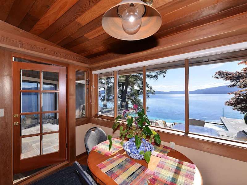 Kitchen ocean views. 