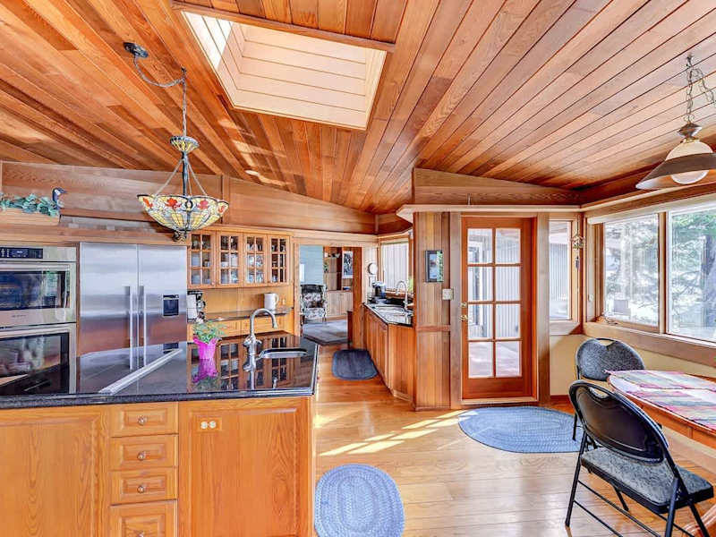 Large fully equipped modern kitchen. 