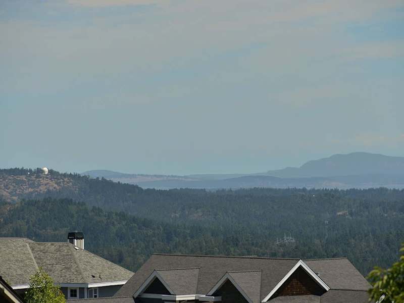 Incredible City, Ocean, and Mountain Views. 