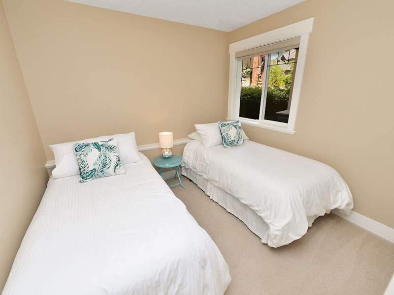 Main level 6th bedroom with 2 single beds. 