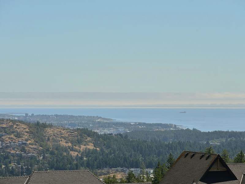 Incredible City, Ocean, and Mountain Views. 