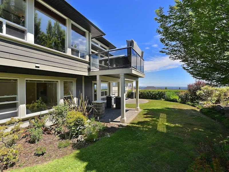Back of house and yard plus views. 