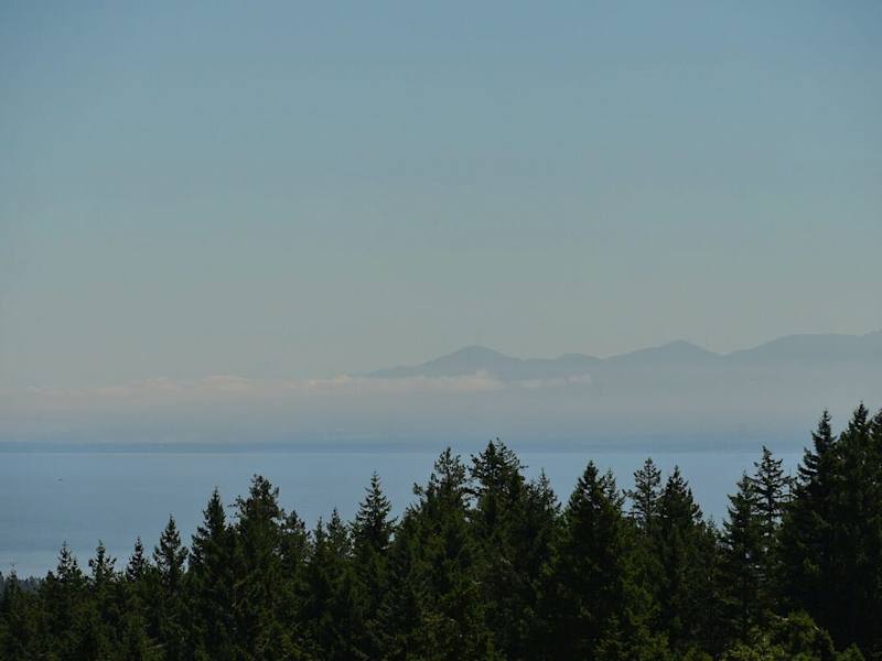 Incredible City, Ocean, and Mountain Views. 