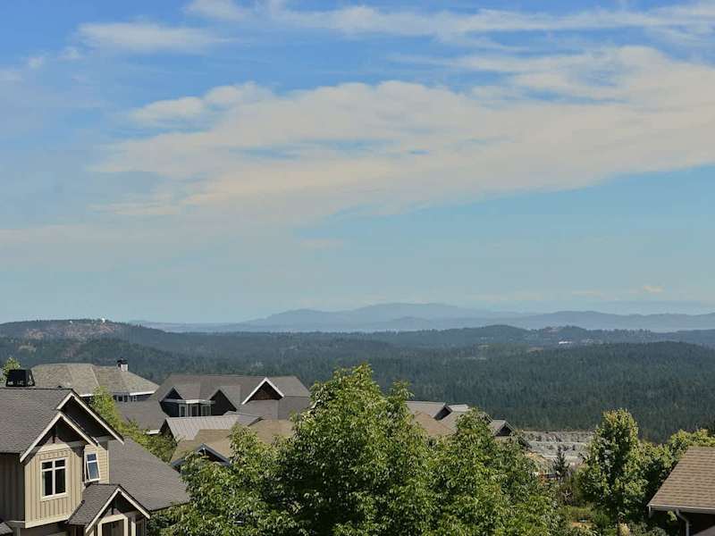 Incredible City, Ocean, and Mountain Views. 