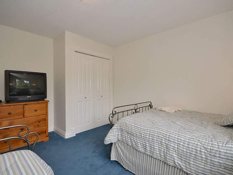 Guest room with 2 double beds