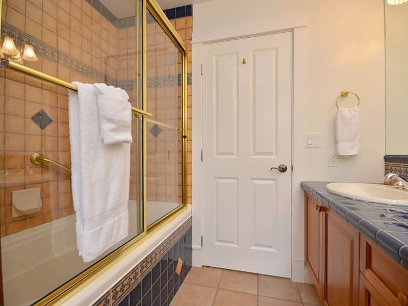 The full bath is located in the hallway between all the bedrooms.