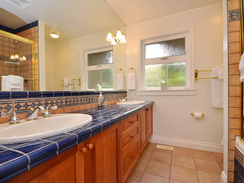 The full bath is located in the hallway between all the bedrooms.