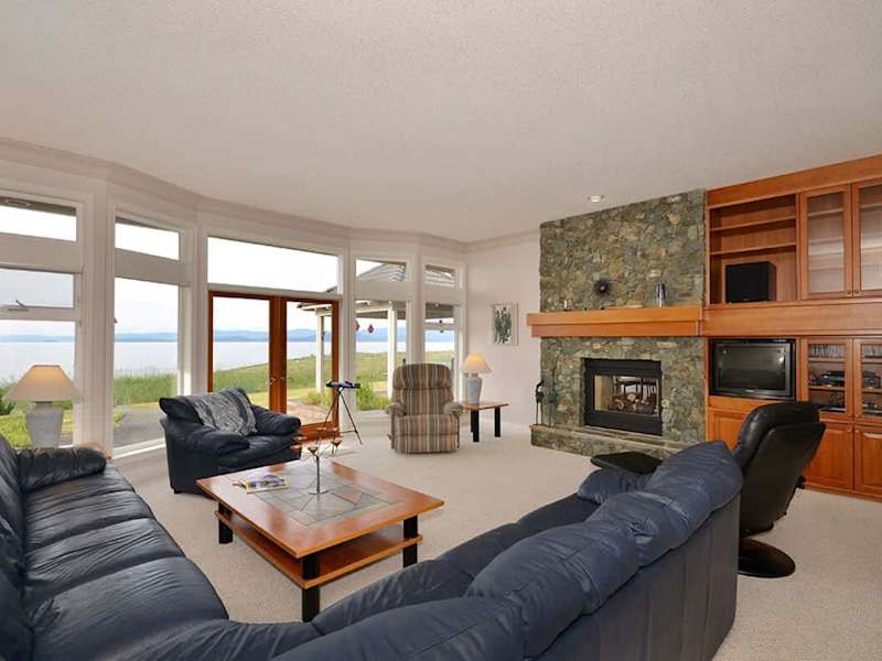 Huge living/entertainment room in the center of the house.