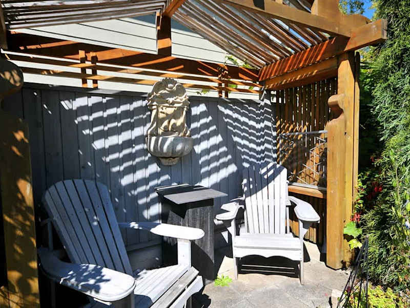 Sitting area to enjoy the garden. 