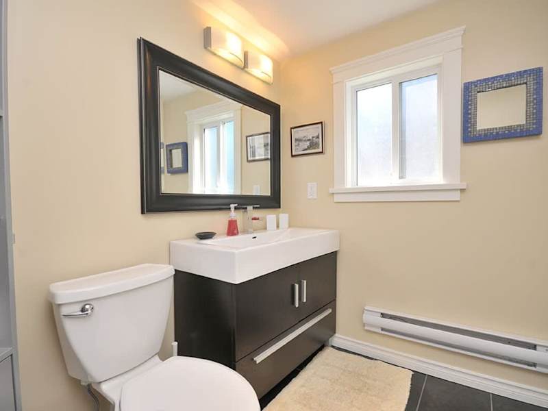 Full bathroom on the main floor.