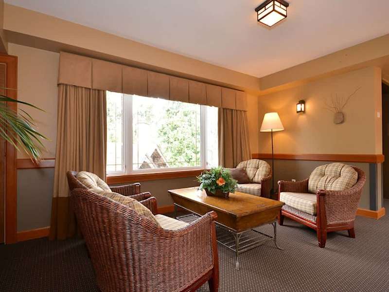 Spacious main floor foyer