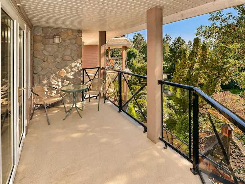 Beautiful deck side living. 