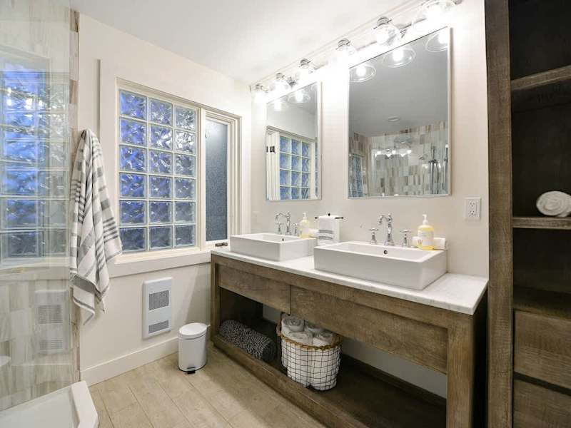 Master bedroom ensuite with walk in shower.