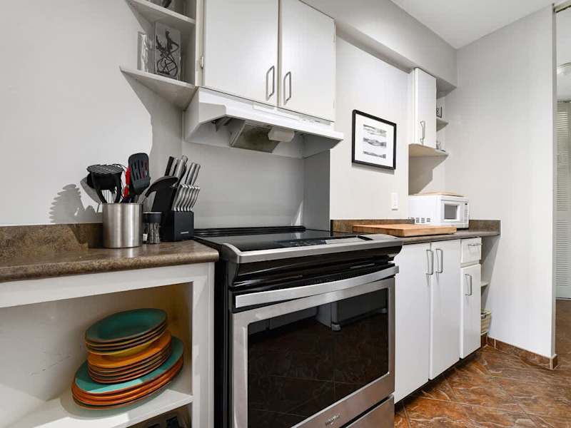 Fully equipped modern kitchen.