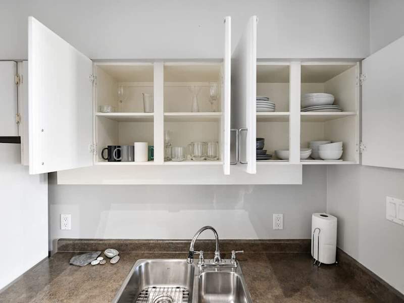 Fully equipped modern kitchen.