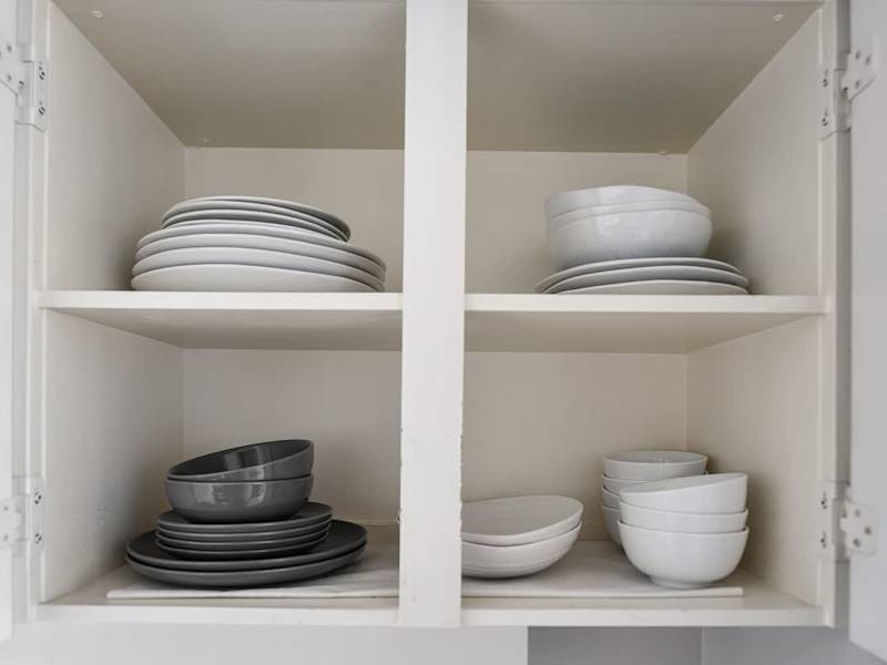Fully equipped modern kitchen.