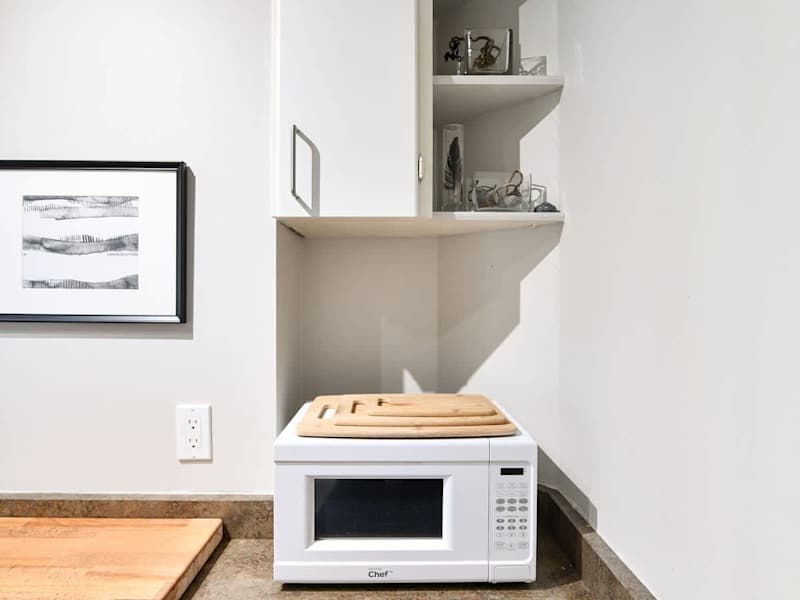 Fully equipped modern kitchen.