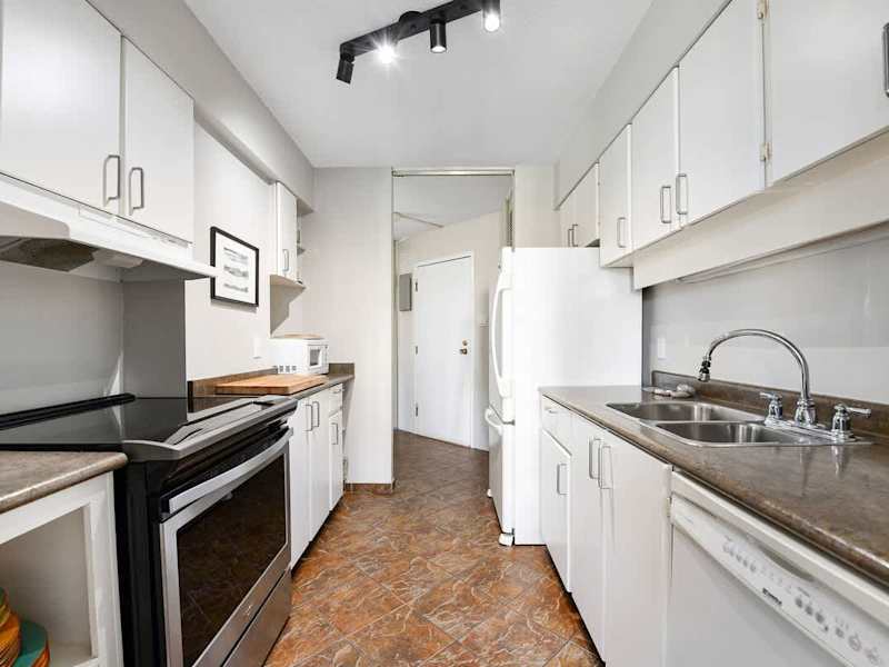 Fully equipped modern kitchen.