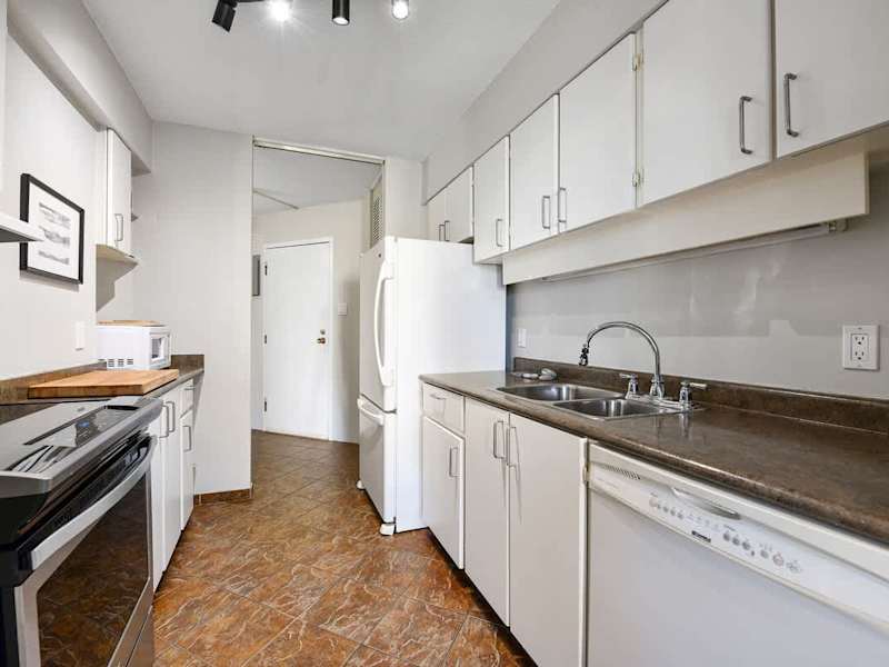Fully equipped modern kitchen.