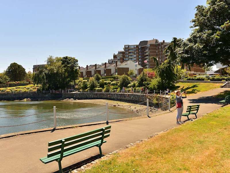 Harbour walk just steps away. 