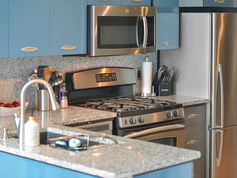 Fully equipped modern kitchen.