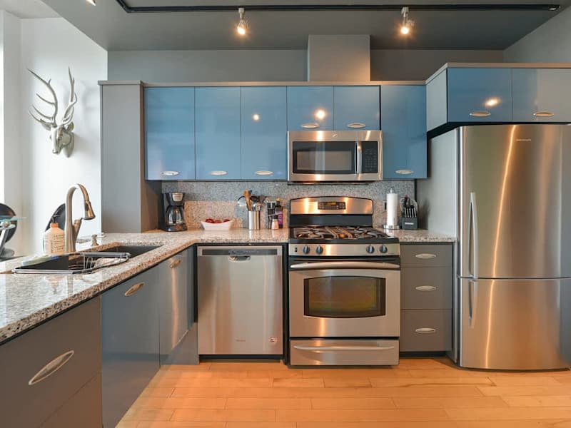 Fully equipped modern kitchen.