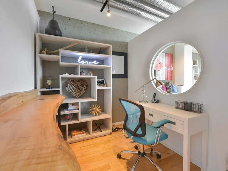 Great office space and work station.