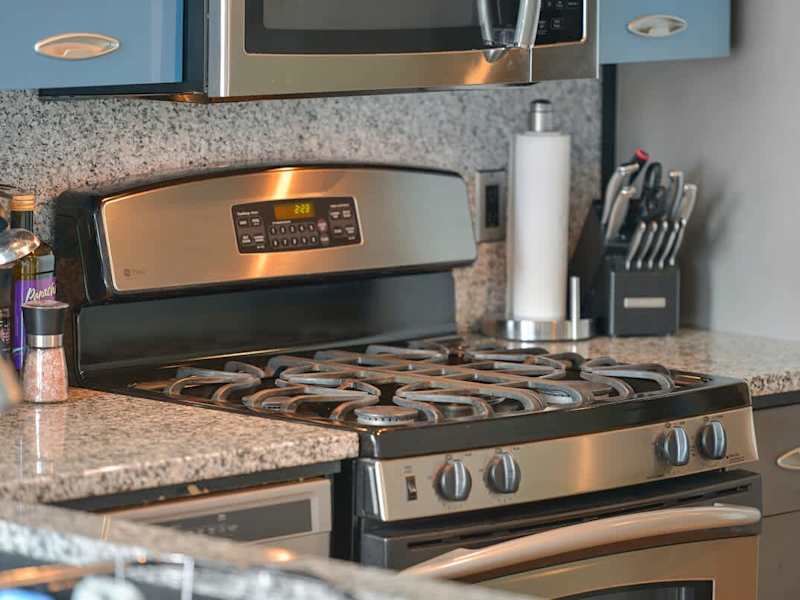 Fully equipped modern kitchen.