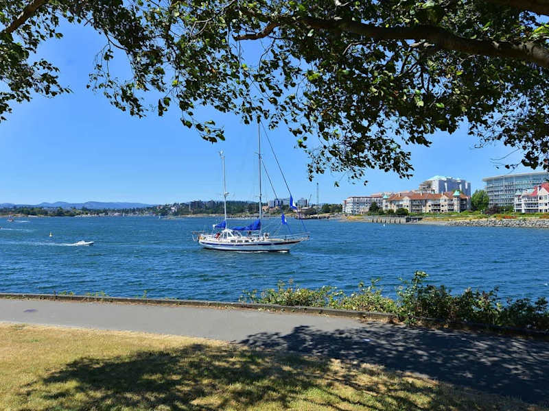 Harbour walk just steps away. 