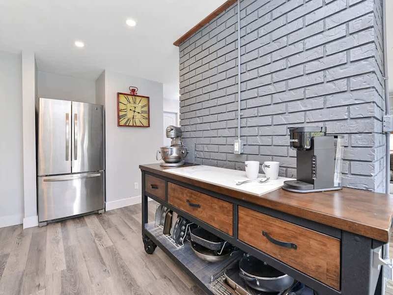 Fully equipped modern kitchen.