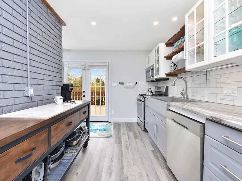 Fully equipped modern kitchen.