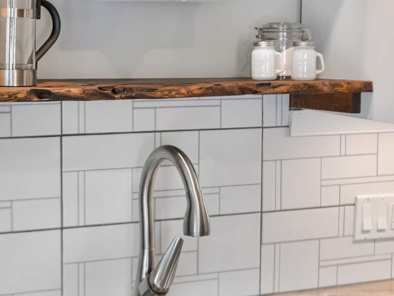 Fully equipped modern kitchen.
