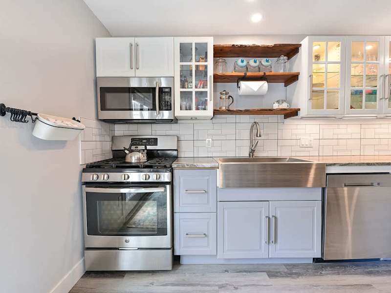 Fully equipped modern kitchen.