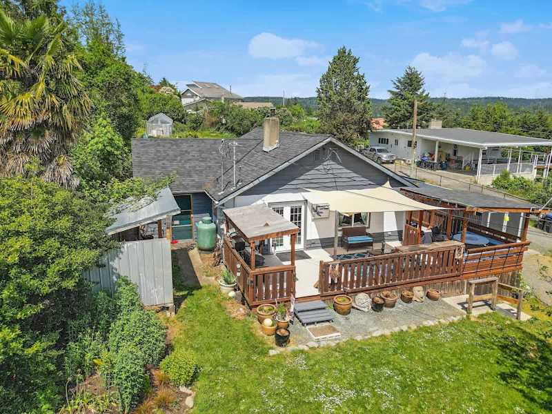 Dragonfly Cottage with fantastic outdoor living spaces.