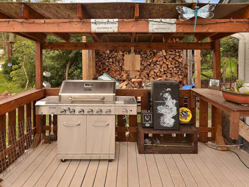 BBQ Grill and smoker.