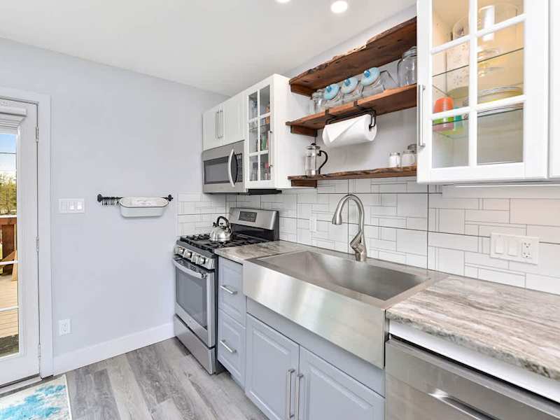 Fully equipped modern kitchen.