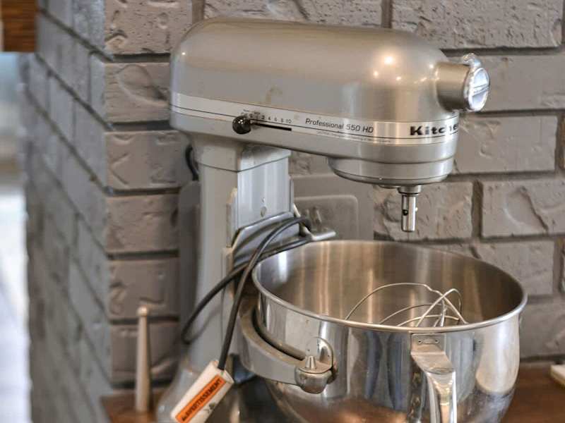Fully equipped modern kitchen.