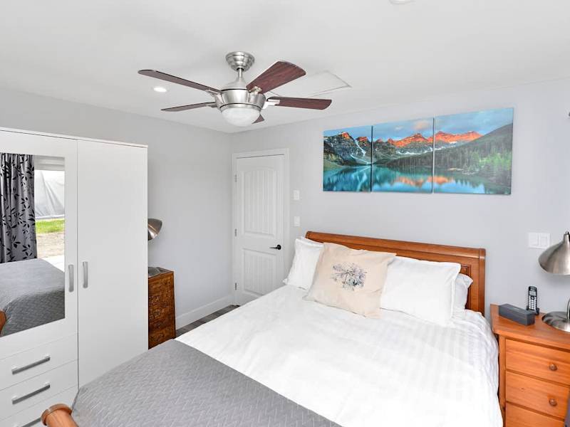 Primary bedroom with queen bed.