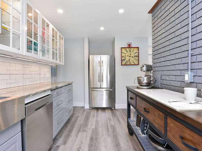 Fully equipped modern kitchen.