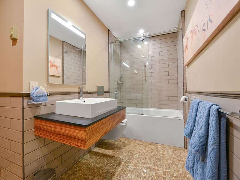 Luxurious bathroom.