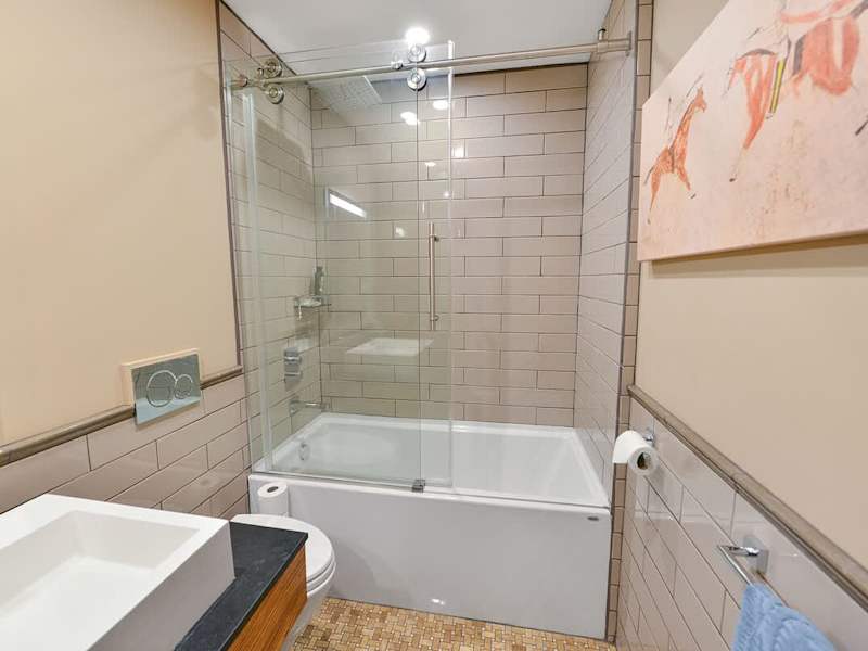 Luxurious bathroom.