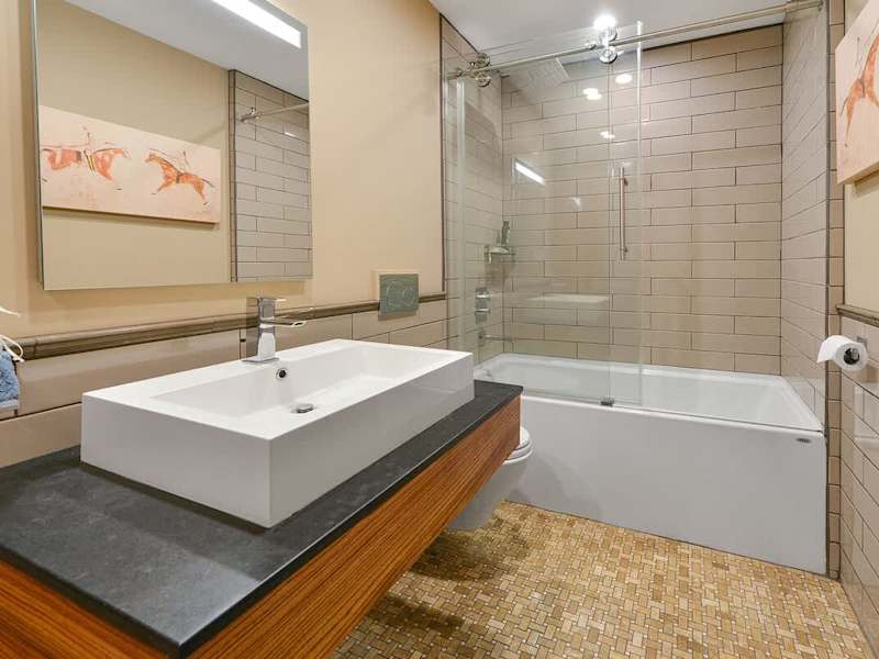 Luxurious bathroom.