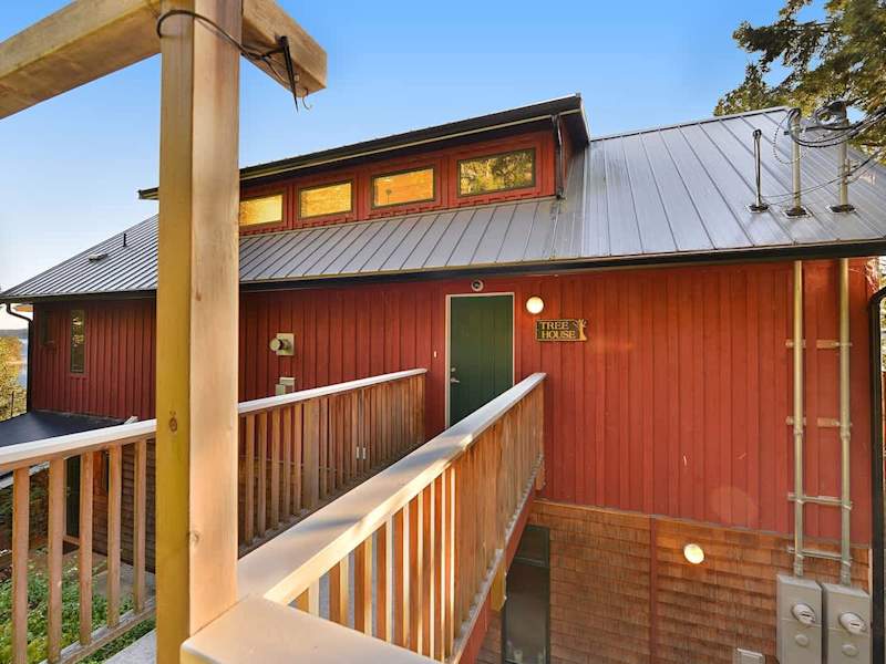 Main entrance walkway to the 2 bedroom Tree House Suite.