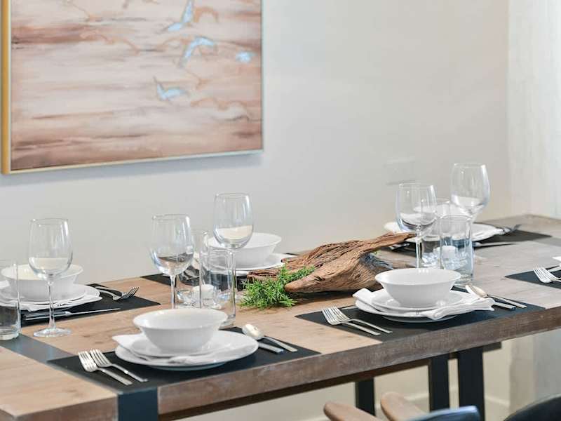 Seating for 6 in the dining room.