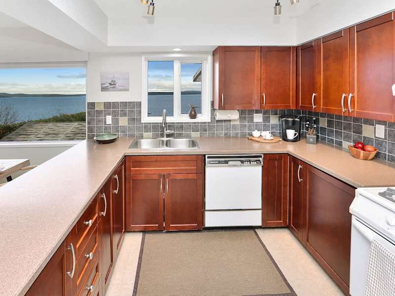 Fully equipped kitchen for the chef in your group.